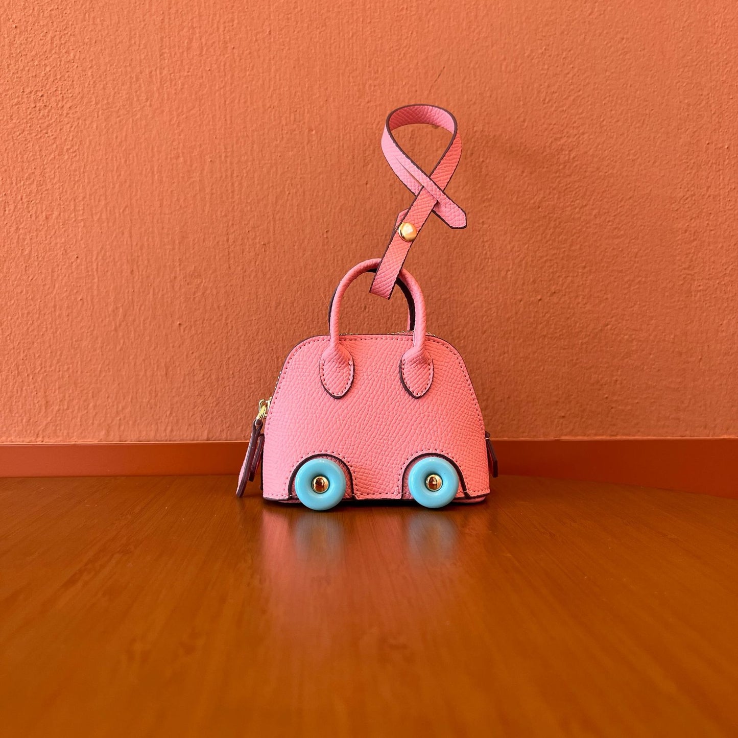 INSNIC Pink Mini Retro Car AirPods Pouch: Vibrant Mini Vehicle Case